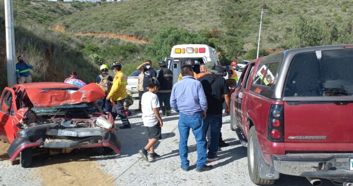 Cinco heridos en choque entre autobús y automóvil