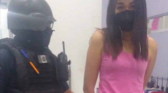 Detienen a mujer por robo en la capital