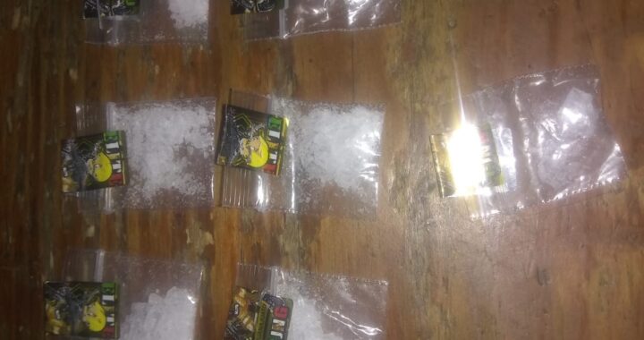 Tres a barandilla por portación de droga