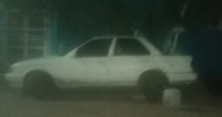 Detienen a tres con auto robado y droga