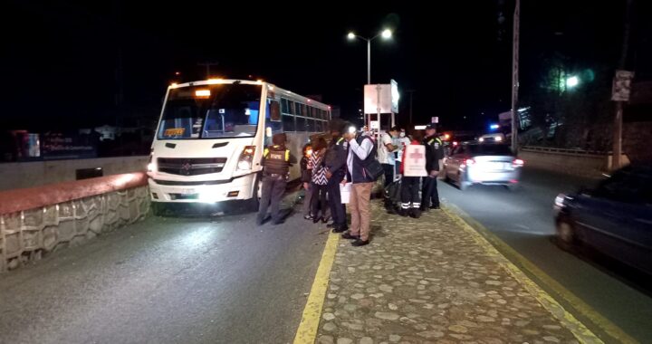 Choca vehículo contra autobús por retornar en lugar prohibido