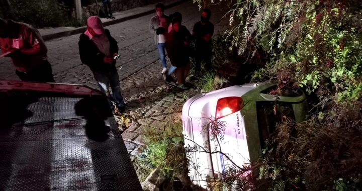 Resultan cinco heridos tras volcadura