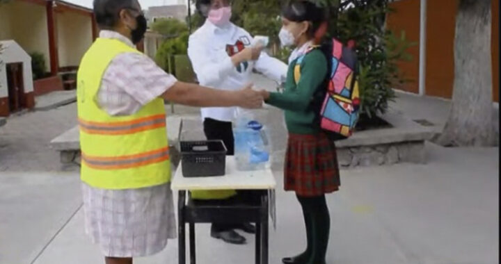 Regresan 60 estudiantes a clases tras contraer Covid