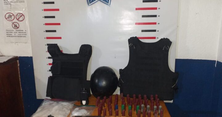 Detienen a dos hombres con droga, armas y chalecos tácticos