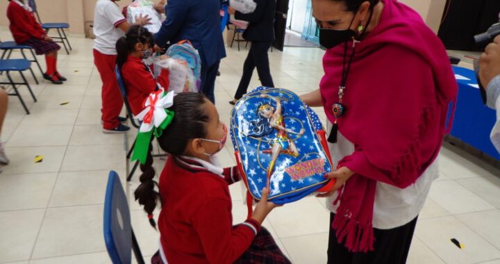 Recaudan útiles escolares para entregar a niños de las comunidades