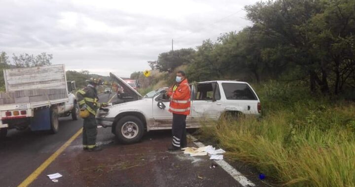 Vuelca camioneta, resultan dos heridos