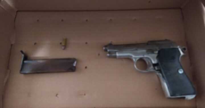 Detienen a hombre armado