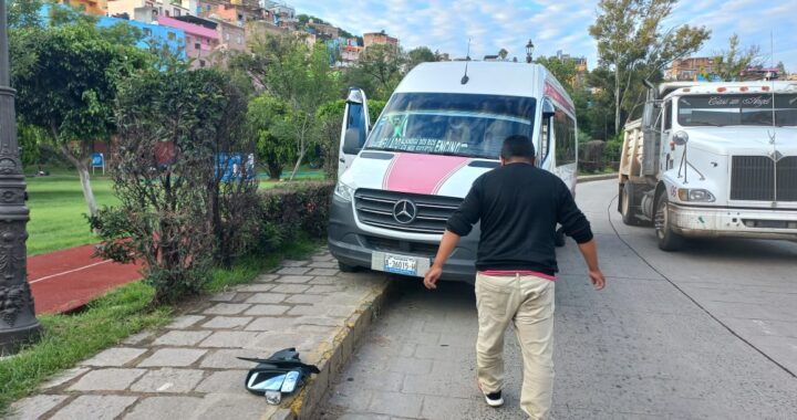 Choca unidad del Transporte Público contra camión repartidor