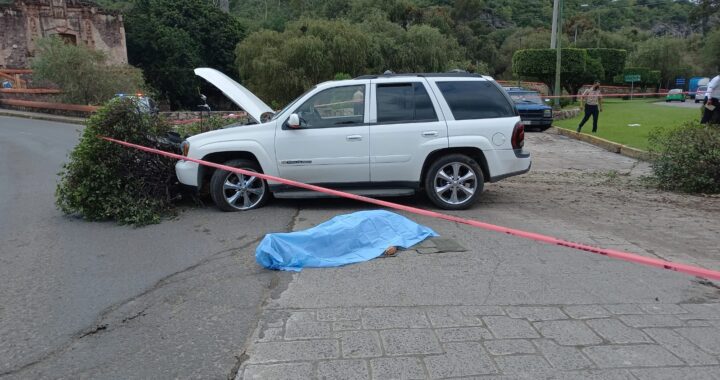 Sufre infarto, choca y fallece