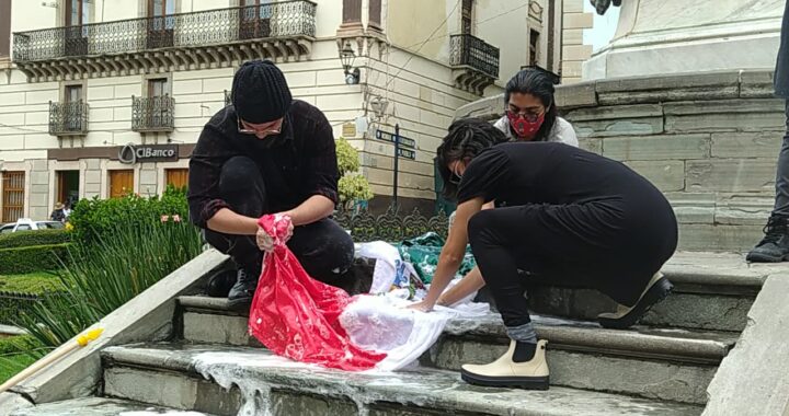 Limpian de manera simbólica la sangre de la bandera nacional