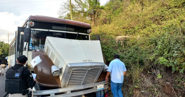 Se salvan pasajeros del transporte público