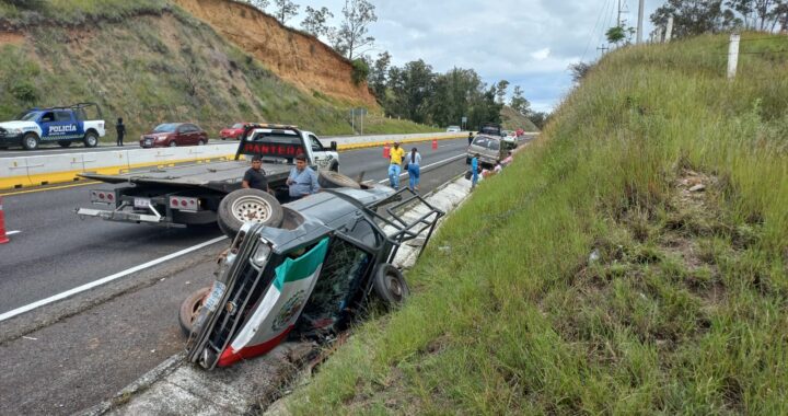 Golpea camioneta y la vuelca