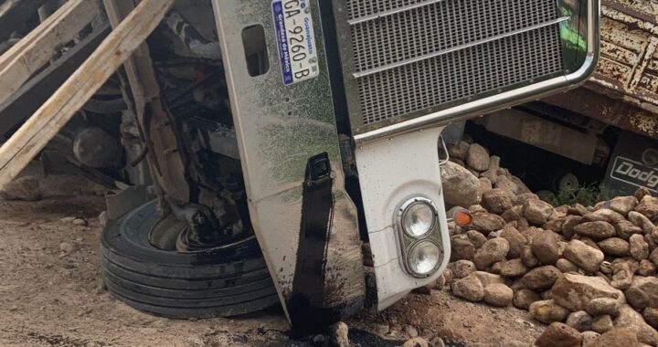 Volcadura de un camión deja dos muertos