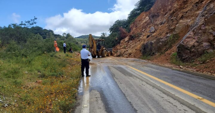 Tras 12 horas de bloqueo retiran deslave de la Carretera a Dolores