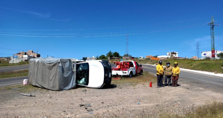 Chocan menores de edad contra camioneta
