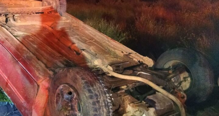 Muere joven en volcadura
