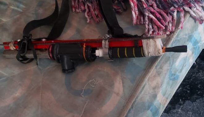 Detienen a hombre armado