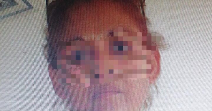 Mujer roba bolsa con dinero