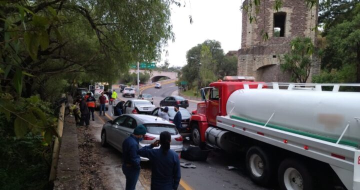 Choca pipa de Bomberos contra tres vehículos