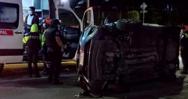 Vuelca automóvil, resulta un herido