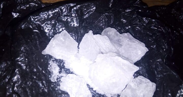 Se le cae droga a detenido en barandilla