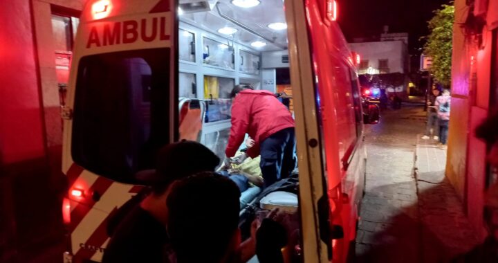 Golpean a joven y detienen a agresores