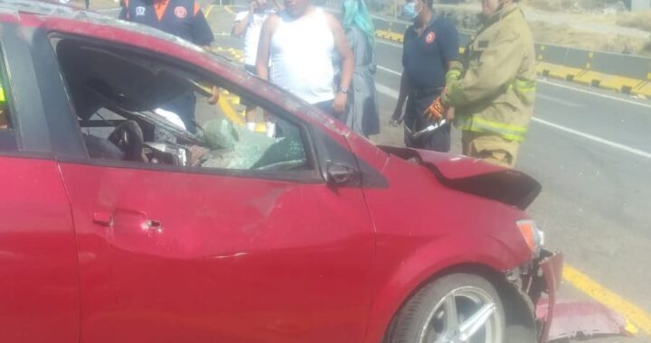 Choca y vuelca en el libramiento norponiente