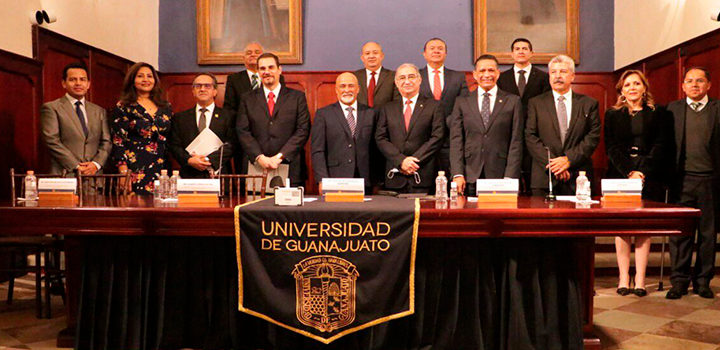 Recibe UG a renombrados juristas