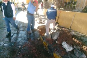 Pide SIMAPAG no arrojar basura en las coladeras para evitar encharcamientos