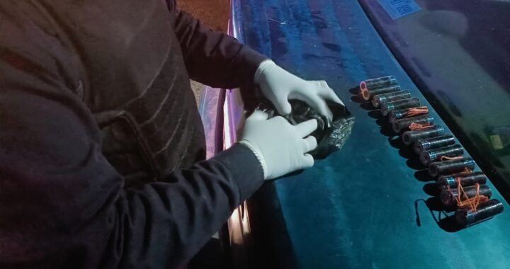 Decomisan vehículo que trasportaba barrenos