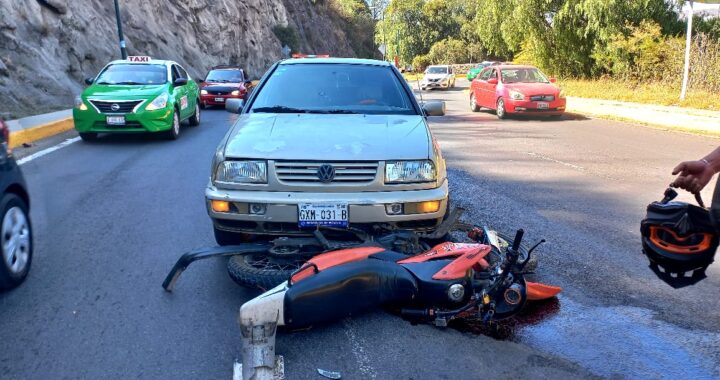 Arrolla vehículo a motociclista, hay dos heridos