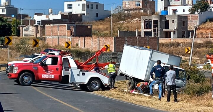 Cae camión en el patio de una casa