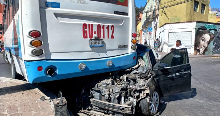 Chofer ebrio choca contra autobús y vehículo particular