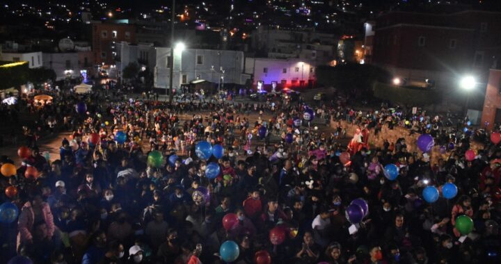 Acuden miles de capitalinos a ver la caravana de los Reyes Magos