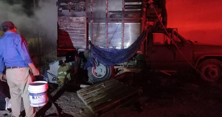 Se incendia camioneta que servía de refugio de una persona