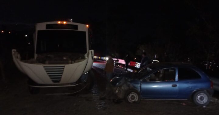 Dos heridos en choque entre automóvil y autobús