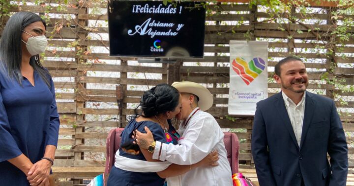 Adriana y Alejandro, pareja LBGT, contraen matrimonio en la capital sin necesidad de un amparo