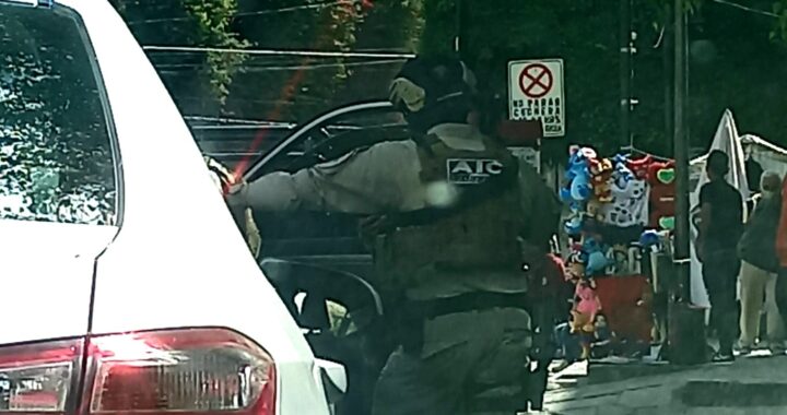 Buscan vehículos robados y realizan cateos