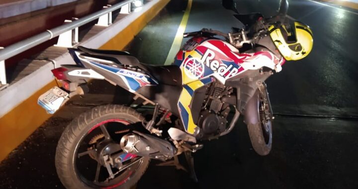 Cae motociclista de distribuidor vial en glorieta Santa Fe