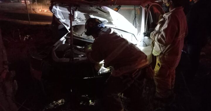 Choca vehículo contra árbol, hay dos lesionadas