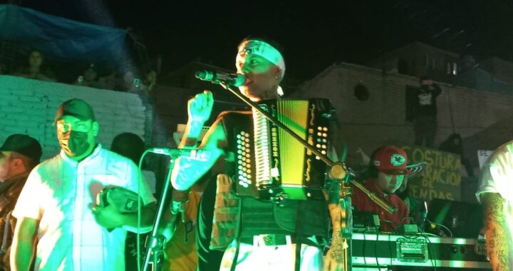 Reúne Ángel Quezada a cientos de seguidores en su tierra