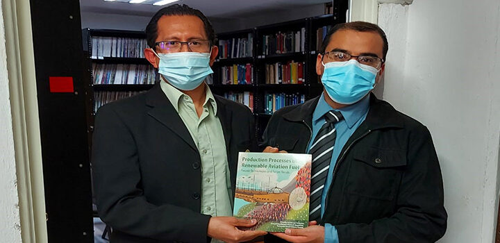 Docentes donan ejemplar para enriquecer acervo universitario
