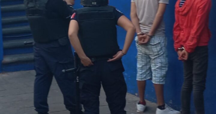 Capturan a pareja por robo de autopartes