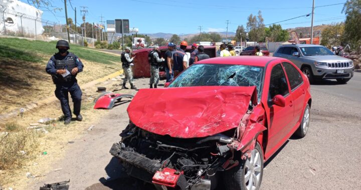 Choca camioneta contra vehículo y termina volcada