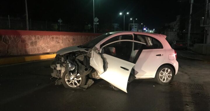 Choca conductor ebrio contra barda