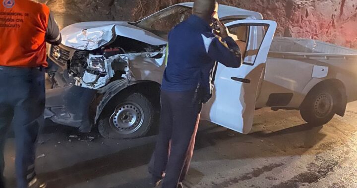 Camioneta atropella hombre y después choca