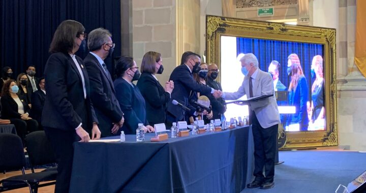 Entrega UG reconocimiento Armando Olivares Carrillo a académicos y personal administrativo