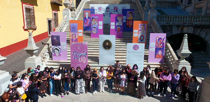Rinde UG con muestra gráfica, homenaje a mujeres universitarias