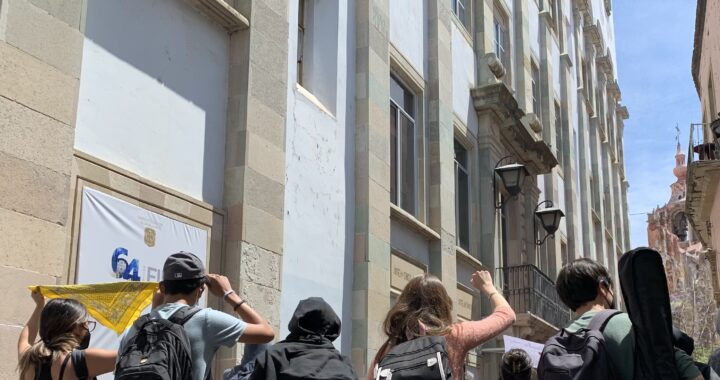 Manifestación de estudiantes tumba dos funcionarias de la UG 