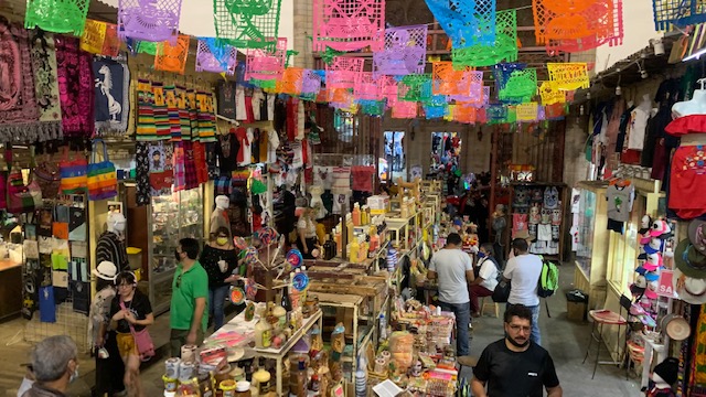 Trabajan en cambio de imagen de los comercios del mercado Hidalgo y los ambulantes